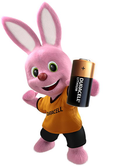 Bunny hält High Power Lithium 123 Batterie 3 V